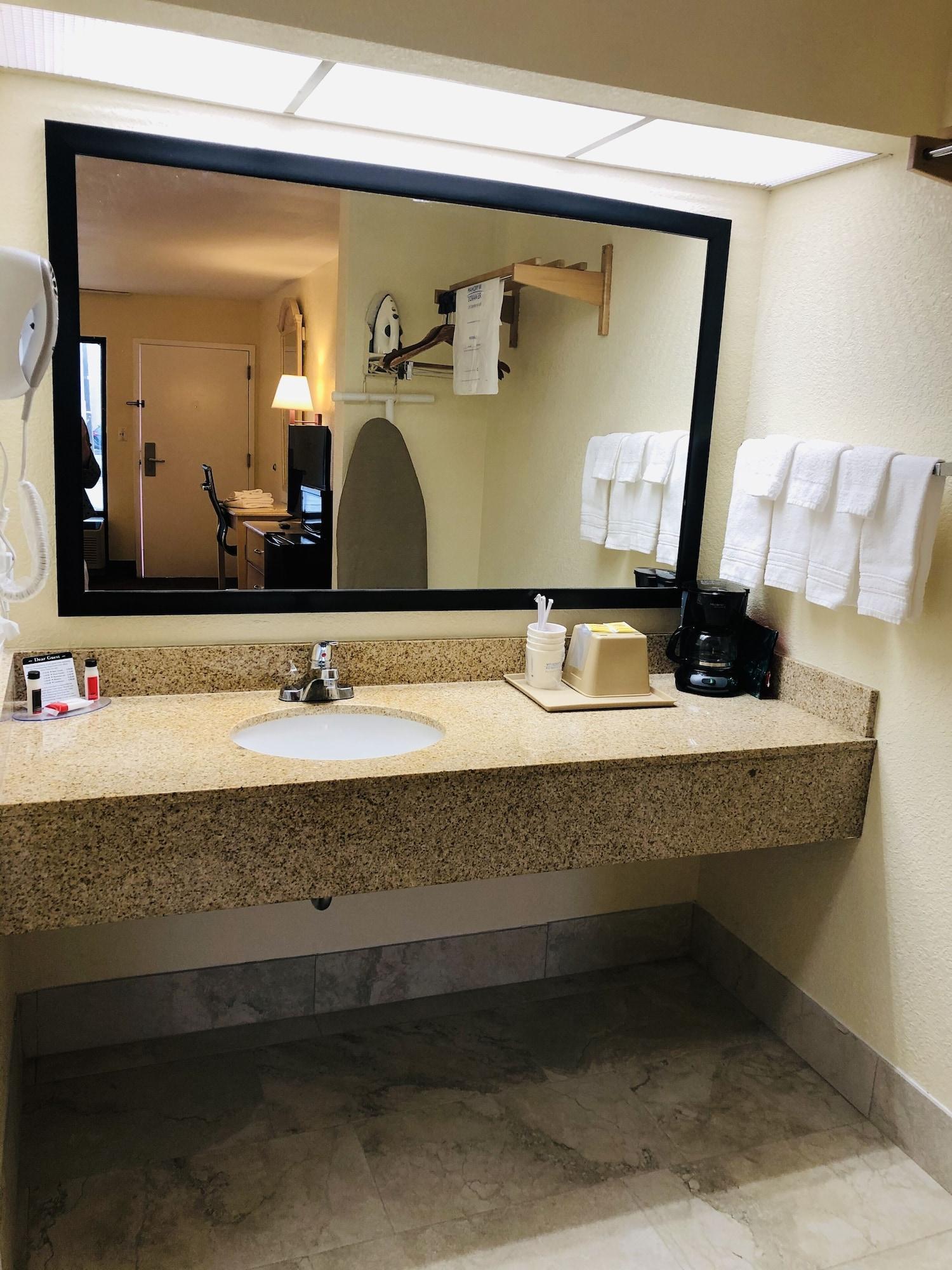 Days Inn & Suites By Wyndham Navarre - Near Beaches Hurlburt Экстерьер фото