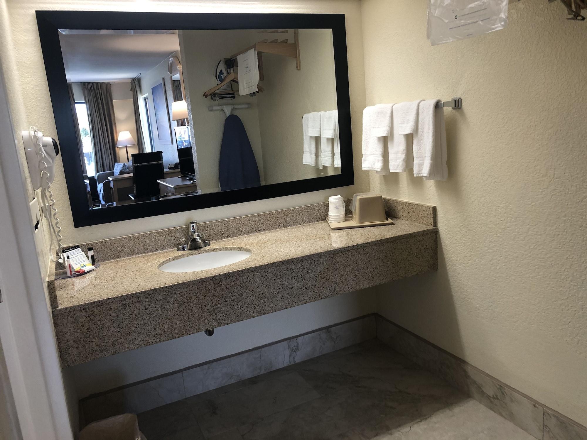 Days Inn & Suites By Wyndham Navarre - Near Beaches Hurlburt Экстерьер фото