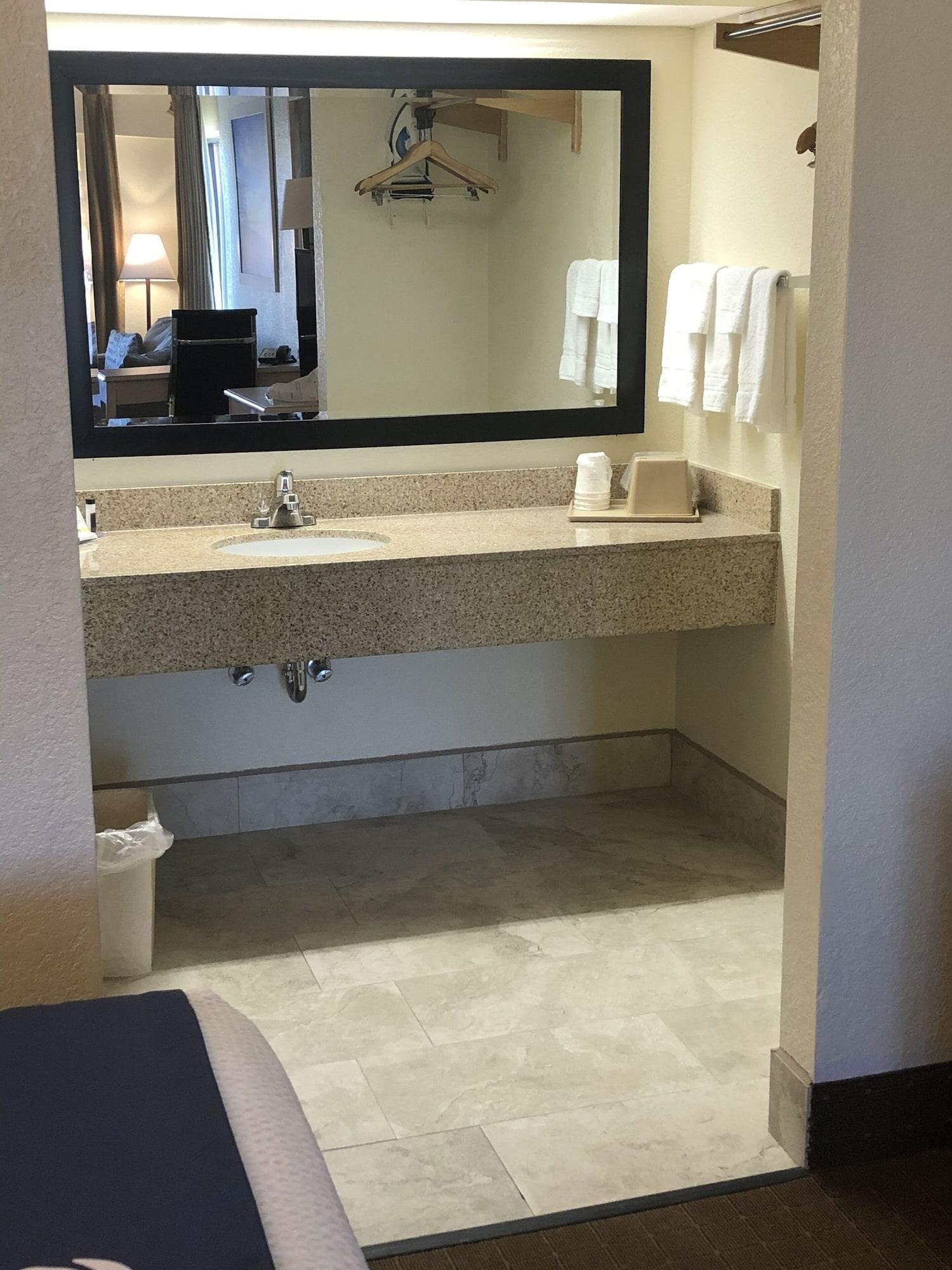 Days Inn & Suites By Wyndham Navarre - Near Beaches Hurlburt Экстерьер фото