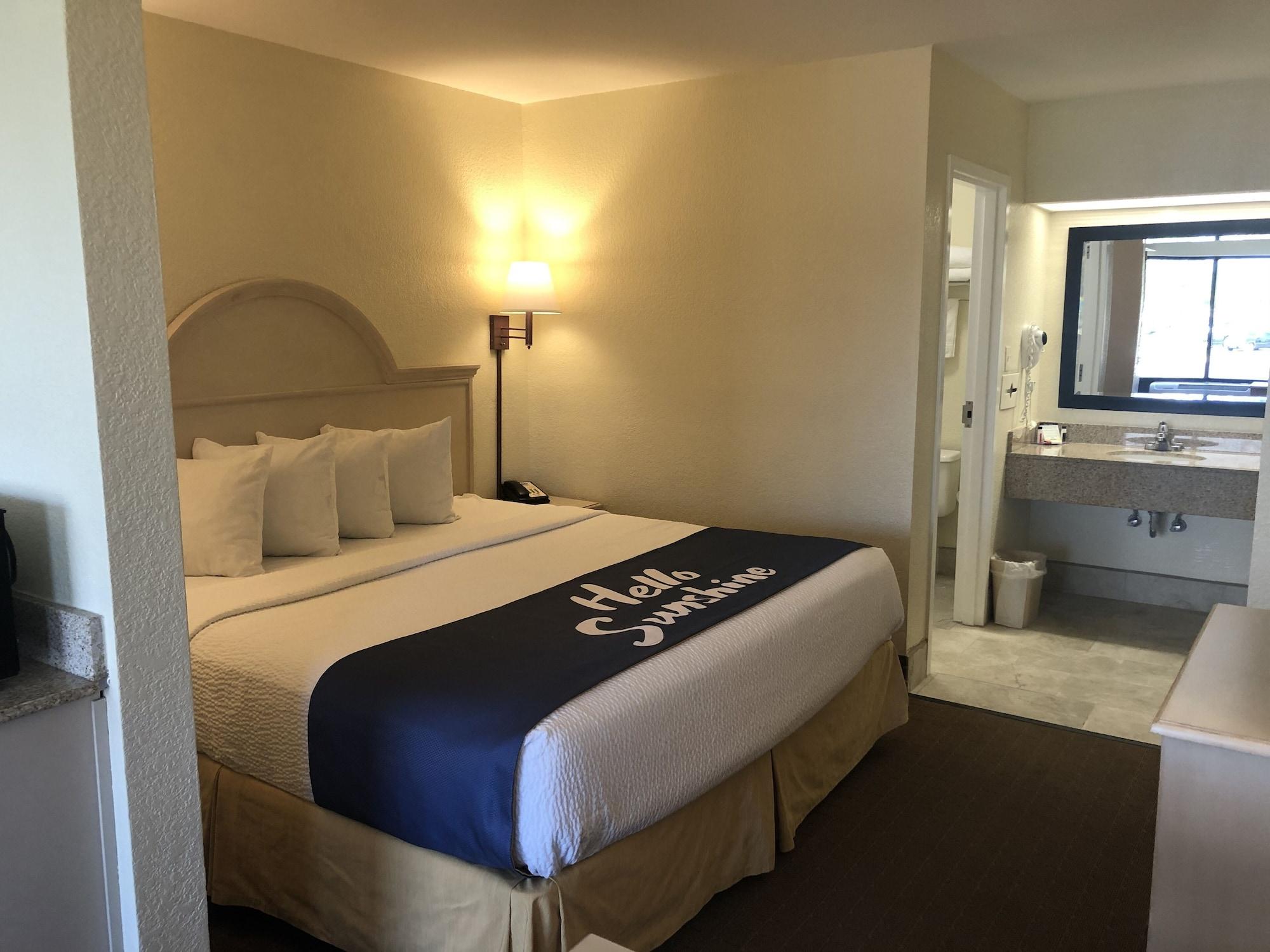 Days Inn & Suites By Wyndham Navarre - Near Beaches Hurlburt Экстерьер фото