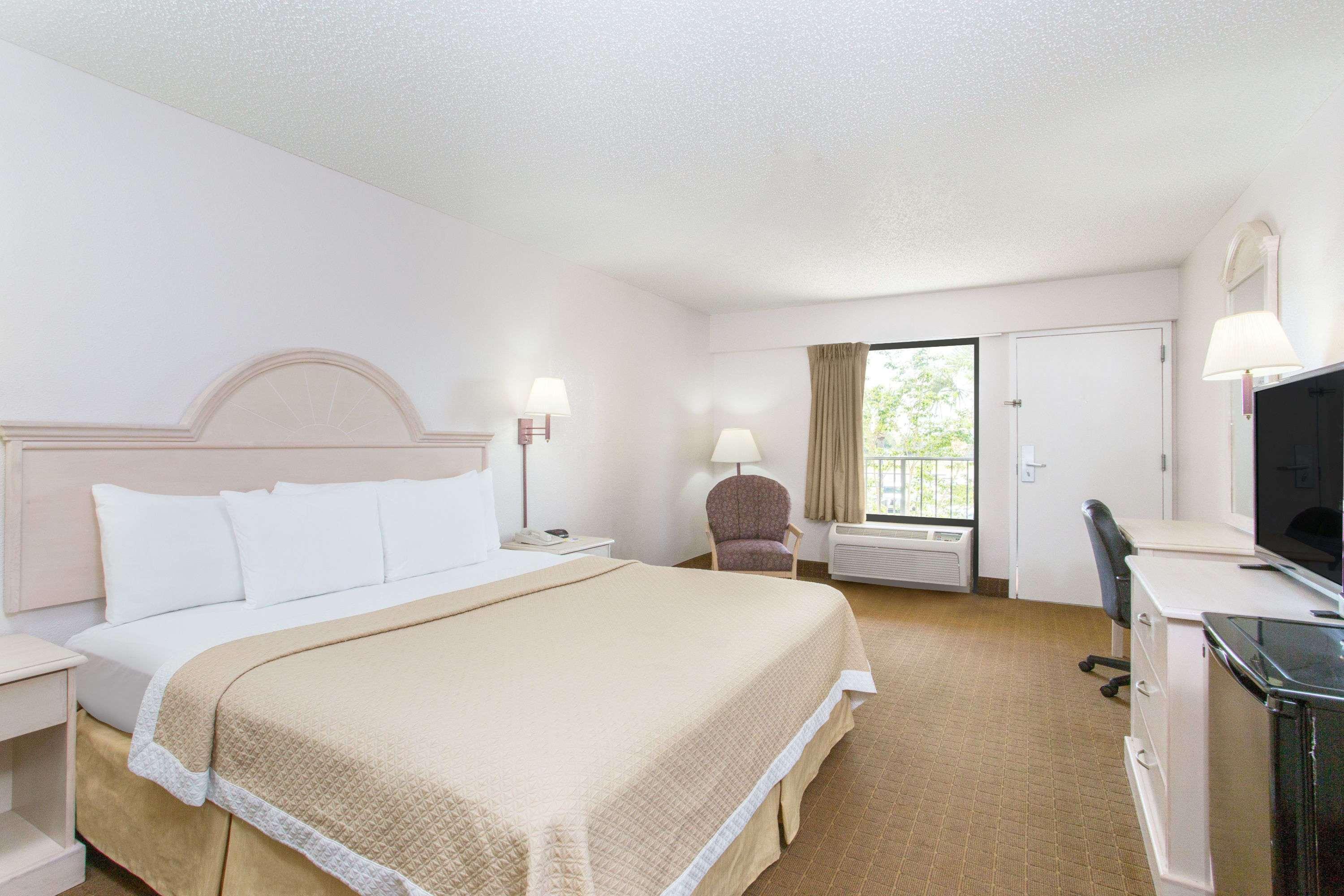 Days Inn & Suites By Wyndham Navarre - Near Beaches Hurlburt Экстерьер фото