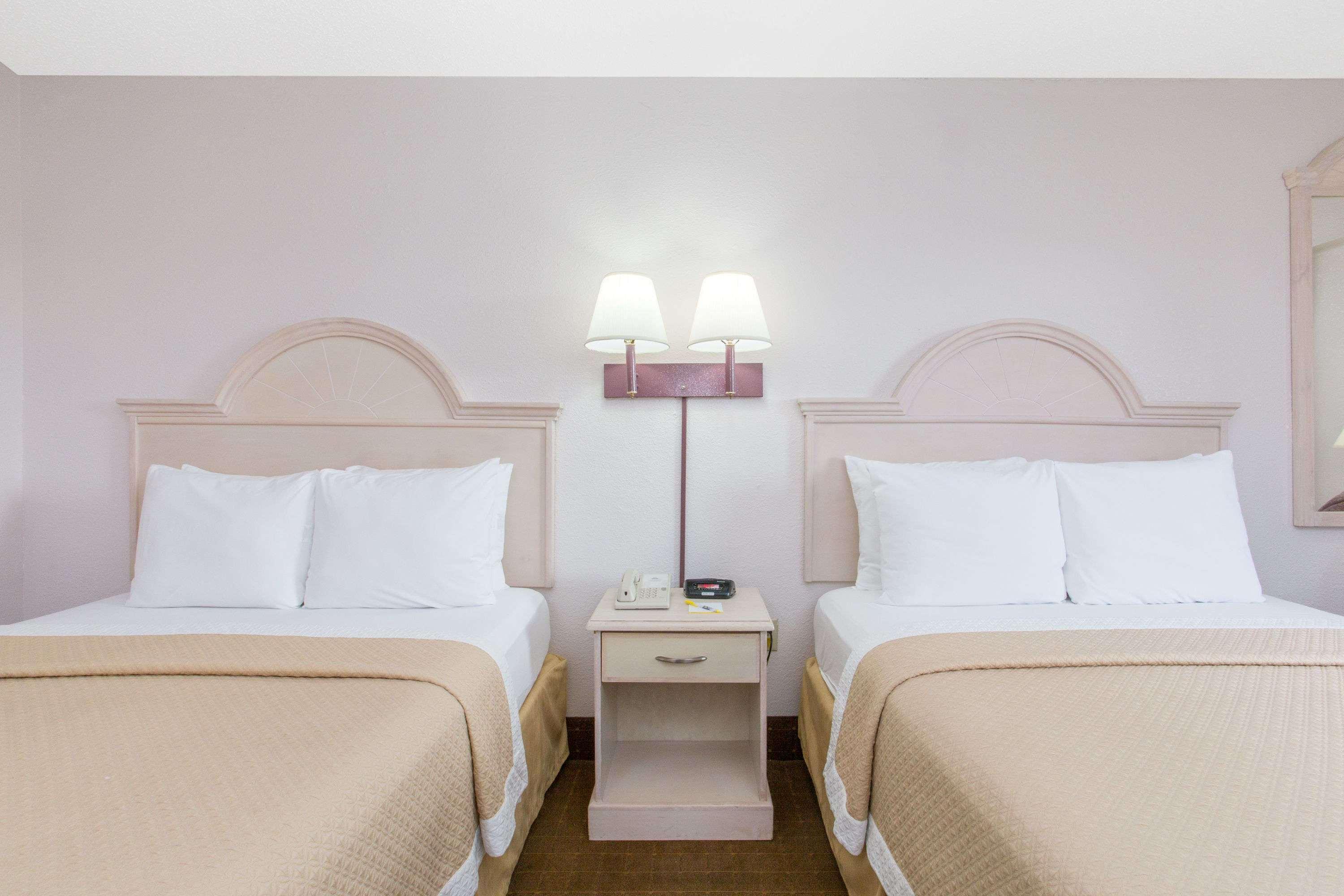 Days Inn & Suites By Wyndham Navarre - Near Beaches Hurlburt Экстерьер фото
