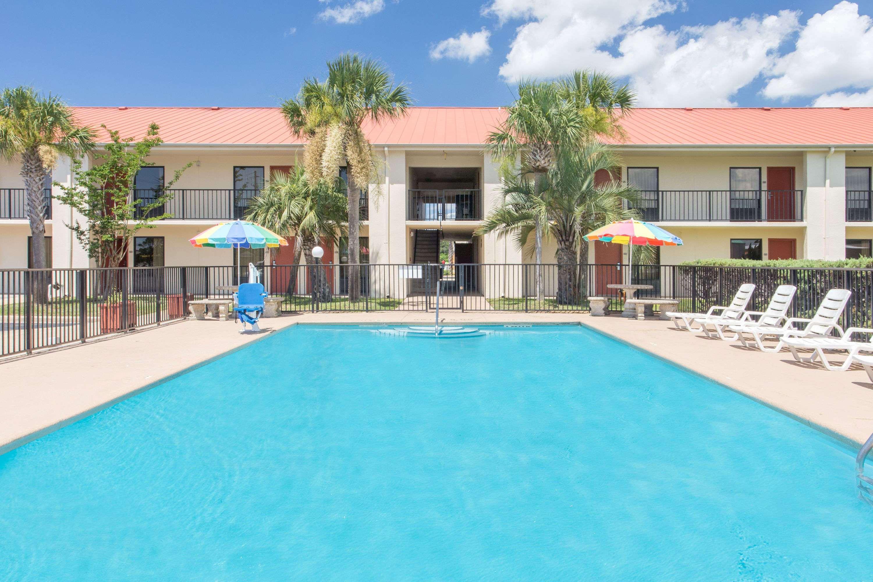 Days Inn & Suites By Wyndham Navarre - Near Beaches Hurlburt Экстерьер фото