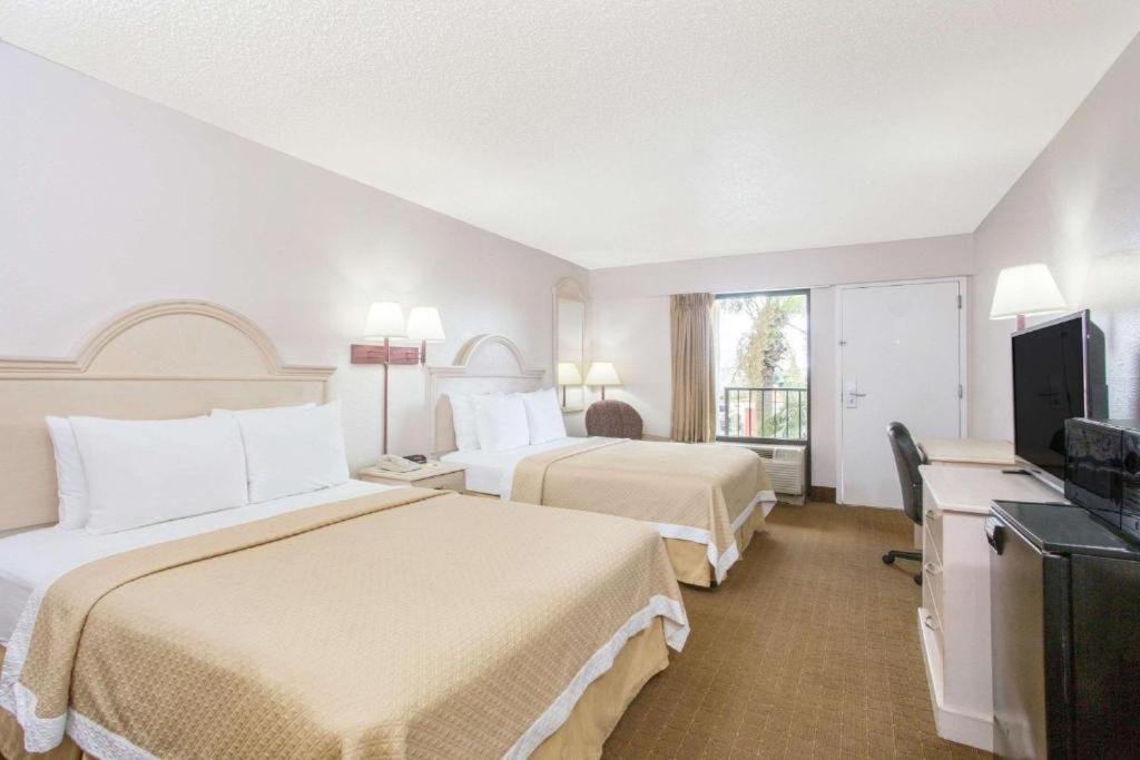 Days Inn & Suites By Wyndham Navarre - Near Beaches Hurlburt Экстерьер фото