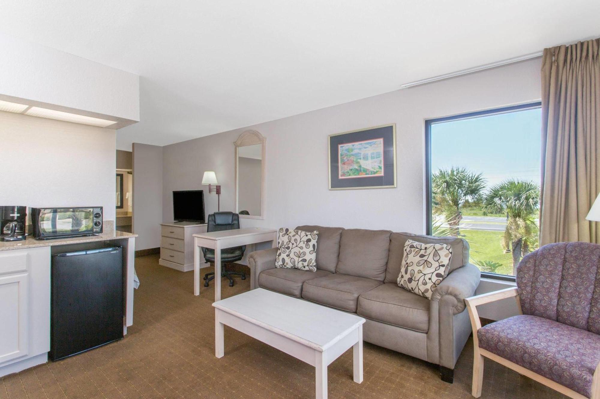 Days Inn & Suites By Wyndham Navarre - Near Beaches Hurlburt Экстерьер фото