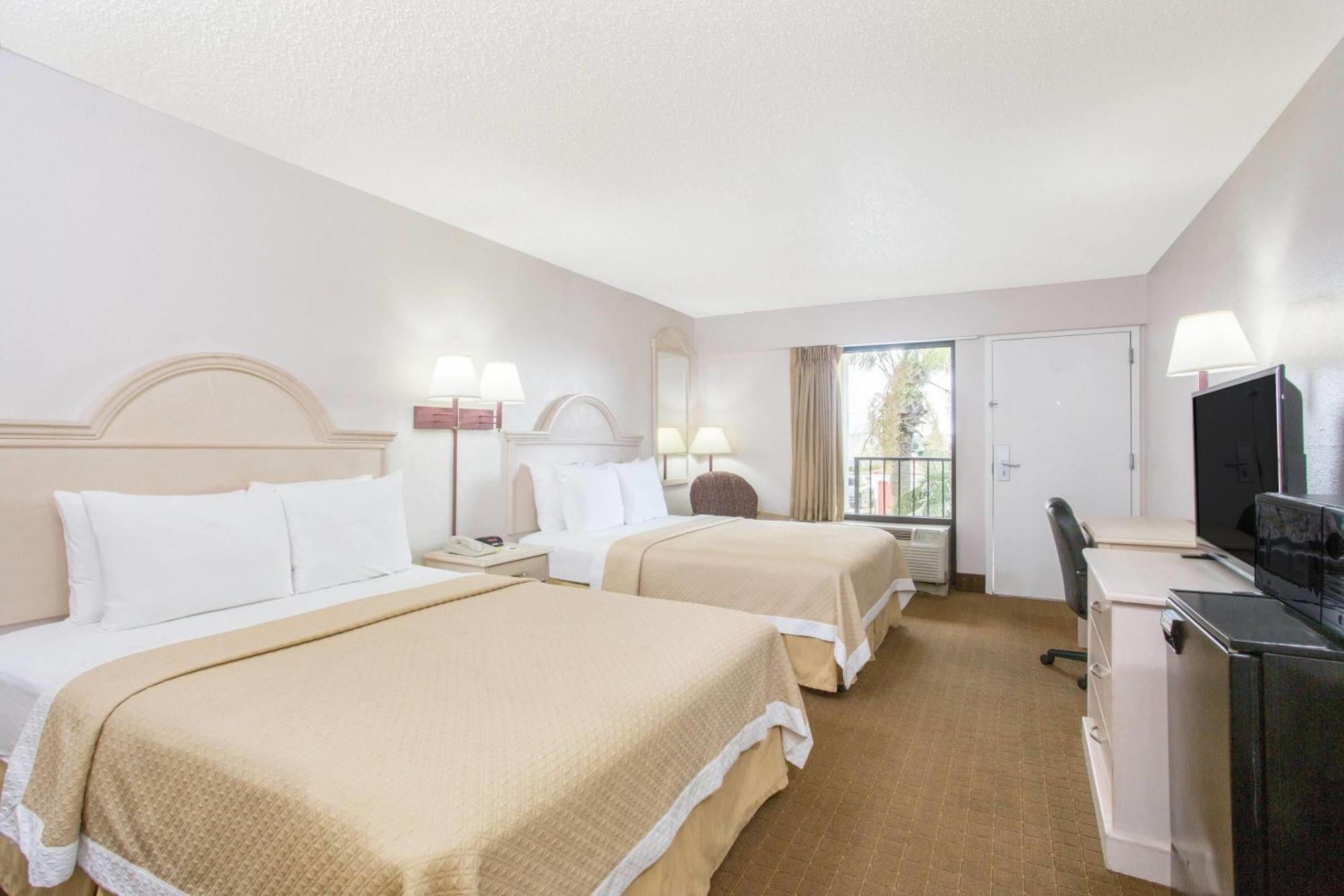 Days Inn & Suites By Wyndham Navarre - Near Beaches Hurlburt Экстерьер фото