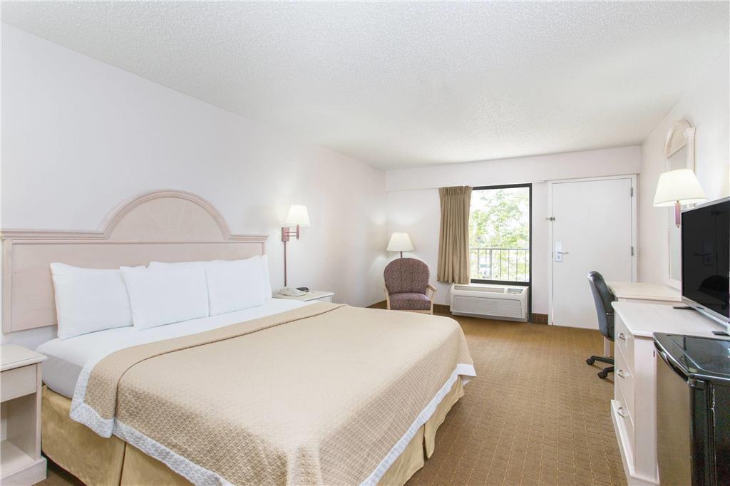 Days Inn & Suites By Wyndham Navarre - Near Beaches Hurlburt Номер фото