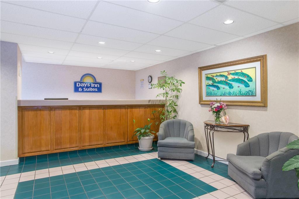 Days Inn & Suites By Wyndham Navarre - Near Beaches Hurlburt Интерьер фото