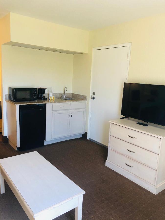 Days Inn & Suites By Wyndham Navarre - Near Beaches Hurlburt Экстерьер фото